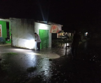 Pemukiman Warga Terendam Banjir, Polsek Lembor Cek Langsung