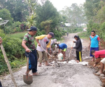 Gotong Royong Perbaiki Jalan, Warga Namut Harapkan Perhatian Pemda