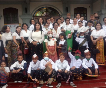 Suara Merdu Guru-Guru SDK Ruteng VI Semarakkan Misa Inkultarasi di Katedral Ruteng