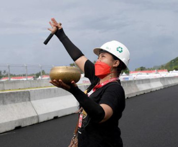 Aksi Mbak Rara Pawang Hujan Berhasil, Akun MotoGP Syok