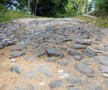 Jalan Rusak Parah di Lamba Leda, Pengguna sampai Mengalami Wasir