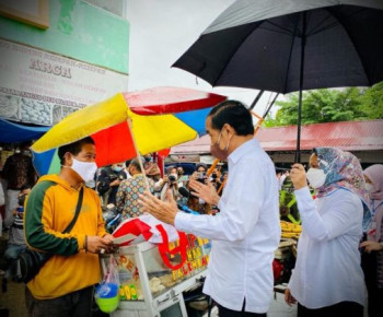 Di Pasar Angso Duo Jambi, Jokowi Berikan BLT Minyak Goreng
