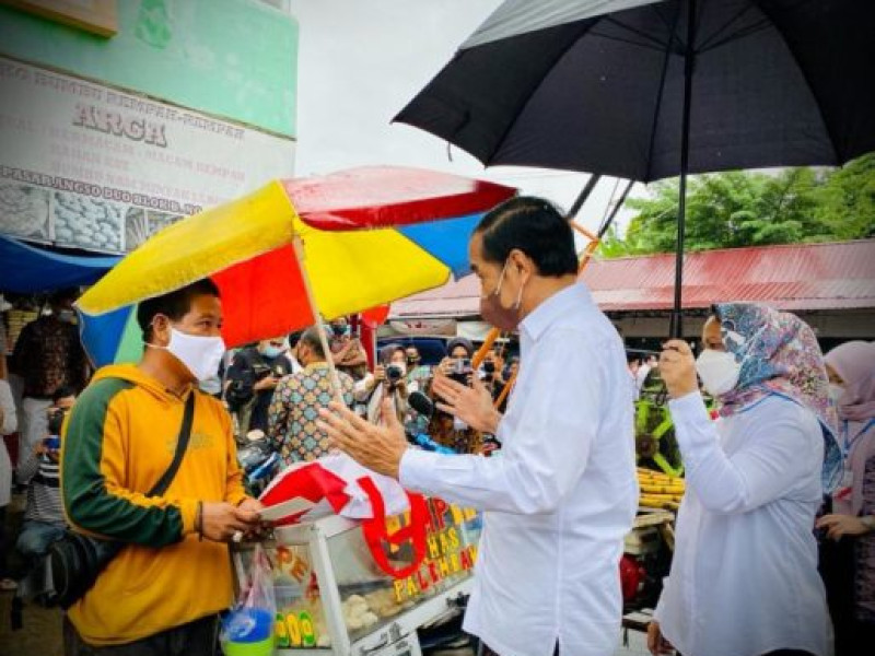 Di Pasar Angso Duo Jambi, Jokowi Berikan BLT Minyak Goreng