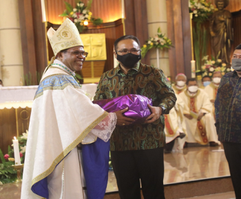 Tabisan Uskup Amboina, Menag Yaqut beri Peralatan Misa ke Uskup Ino