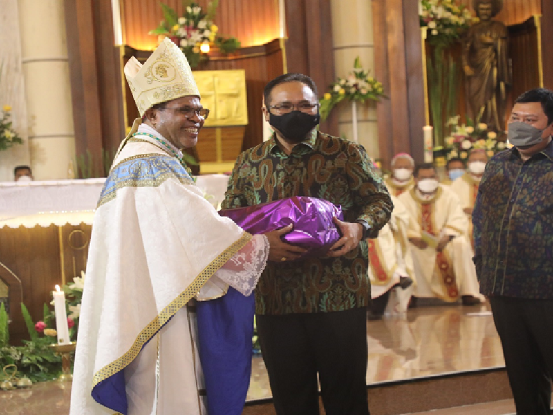 Tabisan Uskup Amboina, Menag Yaqut beri Peralatan Misa ke Uskup Ino