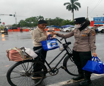 Polwan Polres Ciamis Bagikan 100 Paket Bingkisan