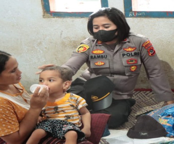 Polri Beri Bantuan pada Keluarga Balita Penderita Lumpuh di Manggarai