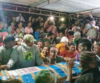 Tiba di Manggarai, Jenazah Yohanes Rungkas Disambut Isak Tangis Keluarga