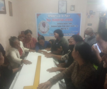 Isak Tangis Keluarga Ratapi Jenazah Uskup Emeritus Hubertus Leteng di Rumah Orang Tuanya di Taga