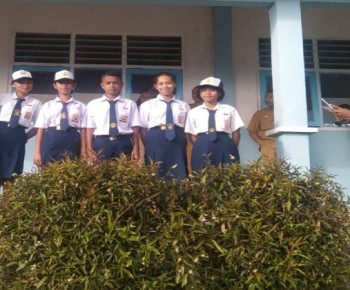 Apresiasi Siswa Berprestasi, SMP Negeri 10 Ruteng Bagikan Bingkisan