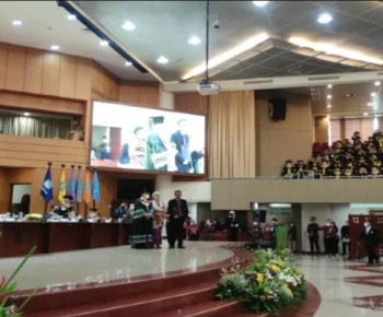 Samuel Hutabarat Berlinangan Air Mata Saat Terima Ijazah Brigadir J