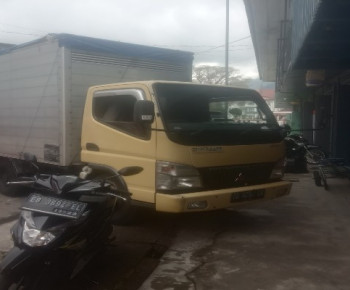 Tuan Toko Bahagia Ruteng Klaim Trotoar Milik Pribadi, Gunakan Tuk Parkir Mobil Boks