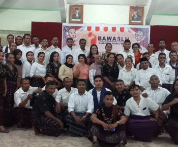 Bawaslu Flores Timur Lantik 57 Anggota Panwascam Terpilih