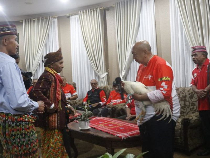 Tiba di Ruteng, Riders Legend Rio Sarwono dan Joel Deksa Kagumi Alam dan Budaya Flores