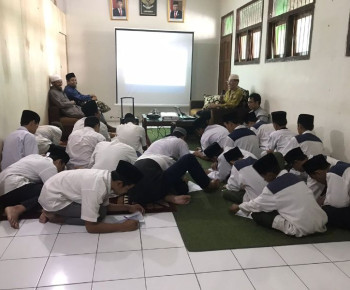 Tim Pengabdi UST Mengadakan Sosialisasi Kesadaran Diri dalam Menjaga Kebersihan Lingkungan Pesantren