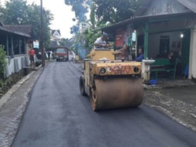 Jalan Depan Rumah Erina Gudono Mendadak Diaspal Jelang Pernikahan Kaesang