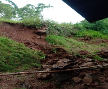 TPT Sepanjang 3 Meter di Lelak Roboh Timpa Rumah Warga