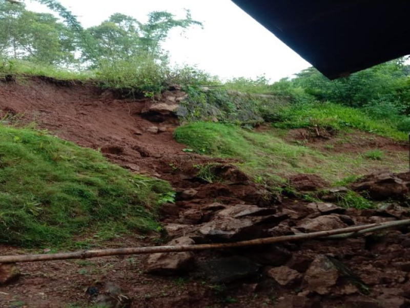 TPT Sepanjang 3 Meter di Lelak Roboh Timpa Rumah Warga