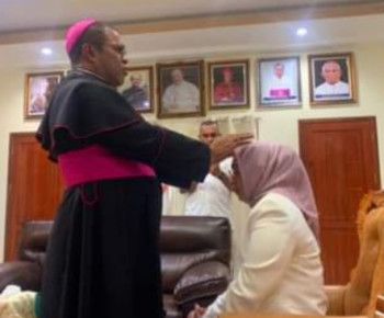 Wanita Muslim Ketua DPRD Kota Ambon Minta Berkat Uskup Inno: Izinkan Aku Mendapatkan Berkatmu