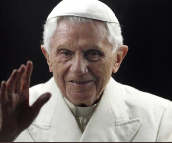 Paus Emeritus Benediktus XVI atau Joseph Ratzinger  Tutup Usia