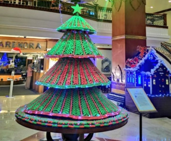 Pohon Natal Unik Berbahan Dasar Kue Jagung Momogi di The Sunan Hotel Solo