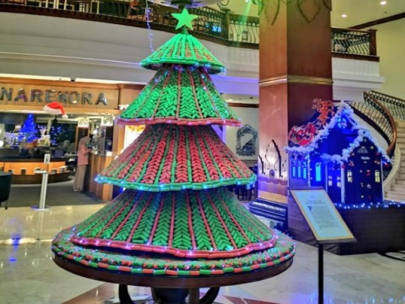 Pohon Natal Unik Berbahan Dasar Kue Jagung Momogi di The Sunan Hotel Solo