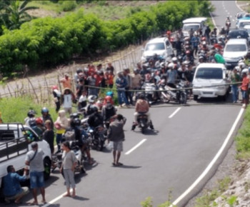 Lari dari Tanggungjawab, Bupati Nagekeo Lari Lewat hingga Warga Blokir Jalan