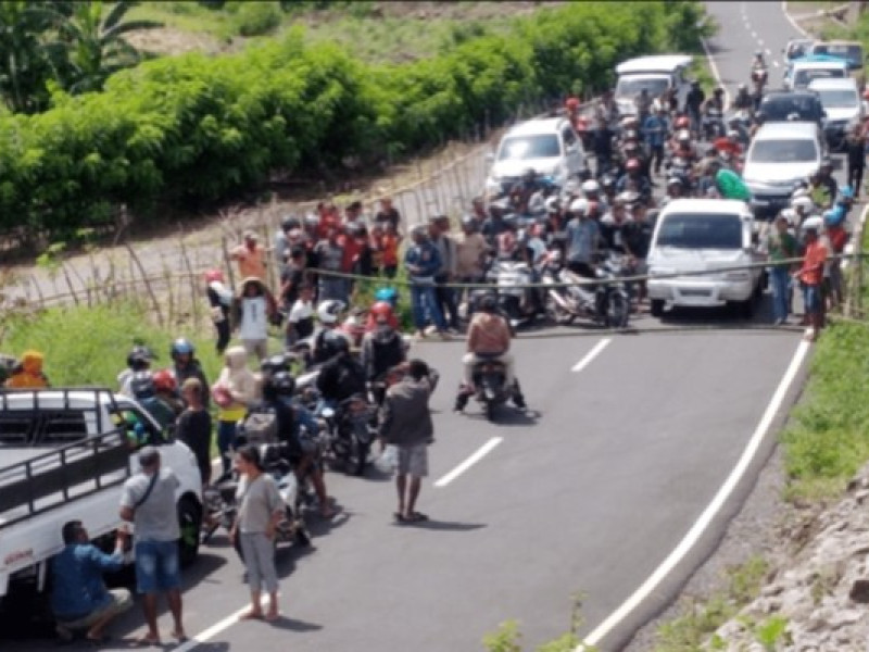 Warga Blokir Jalan