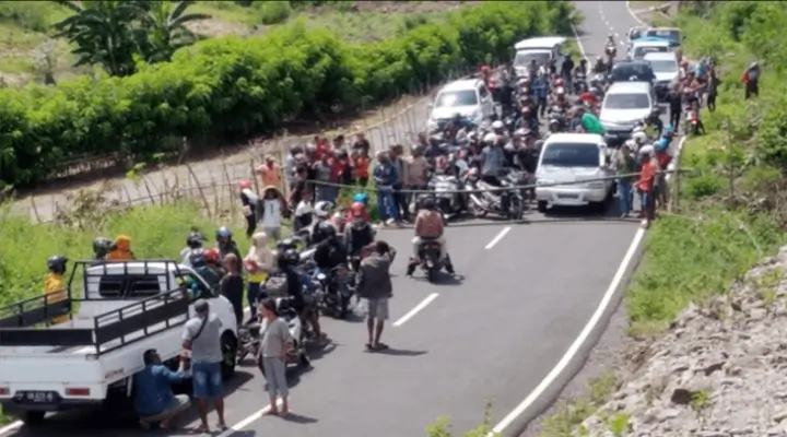 Warga Blokir Jalan