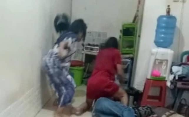 Waria MiChat Keroyok Pria