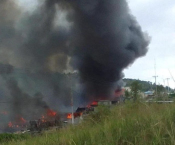 Dogiyai Memanas, Massa Bakar Sejumlah Kios dan 2 Orang Terluka