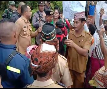 Viral Video Bupati Nabit Dihadang Mama-Mama di Satar Mese