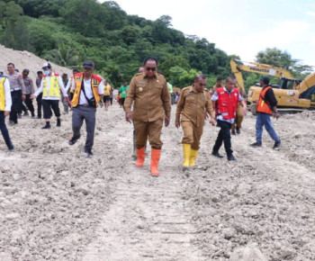 Wagub JNS Tinjau Bencana Longsor di Takari Kabupaten Kupang