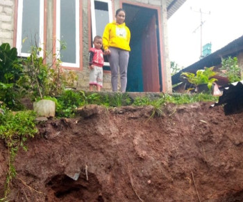 Akibat Longsor, Rumah Warga di Desa Bangka Jong Rawan Roboh