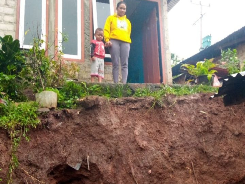 Akibat Longsor, Rumah Warga di Desa Bangka Jong Rawan Roboh