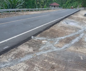 PT Floresco Komitmen Akan Perbaiki Bangunan Pengapit Pinggir Aspal yang Retak Setelah Dureng