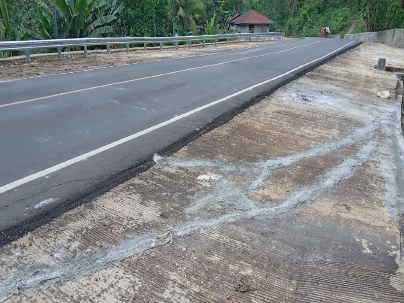 PT Floresco Komitmen Akan Perbaiki Bangunan Pengapit Pinggir Aspal yang Retak Setelah Dureng