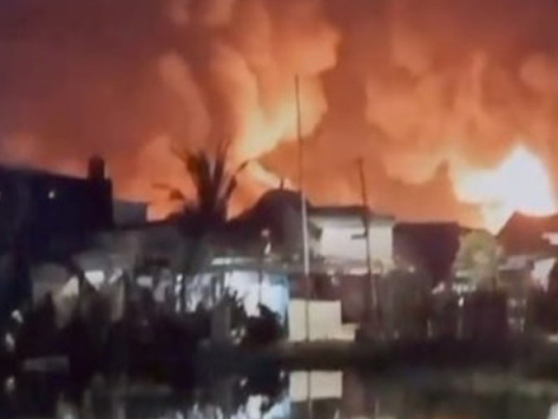 Depo Pertamina Plumpang Terbakar, Warga Berlarian Jauhi Lokasi