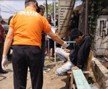 Heboh, Penemuan Mayat Sedang Duduk Santai di Pinggir Jalan