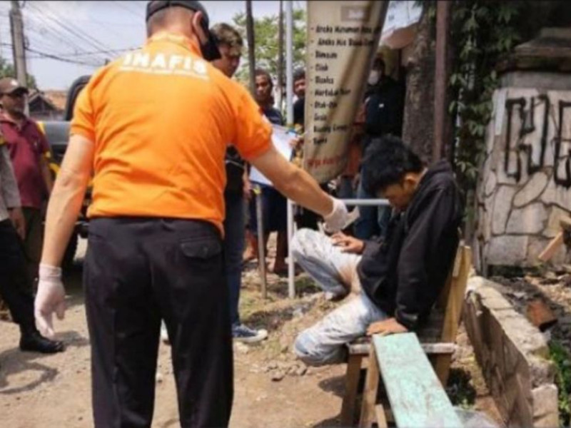 Heboh, Penemuan Mayat Sedang Duduk Santai di Pinggir Jalan
