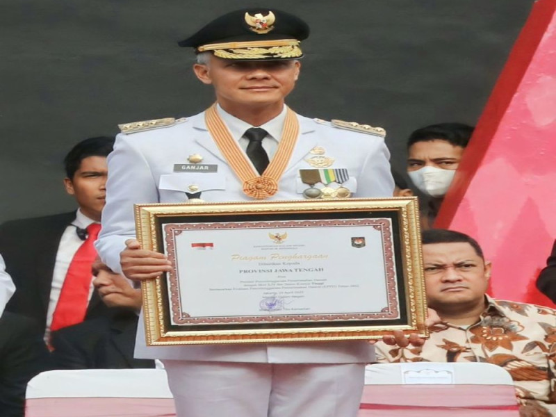 Ganjar Pamer Penghargaan Provinsi Berkinerja Terbaik Nasional, Nitizen: Batalkan Piala Dunia Dapat Penghargaan?