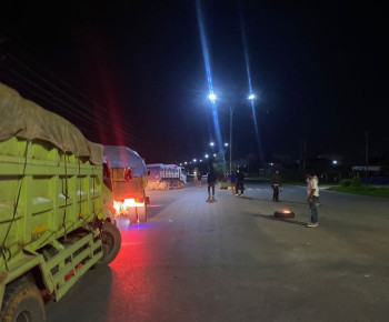 Diduga Aktivitas Pengangkutan Ore Nikel Tanpa Izin Lintas, Puluhan Dum Truck Milik PT ST Nickel Ditahan Sejumlah Mahasiswa