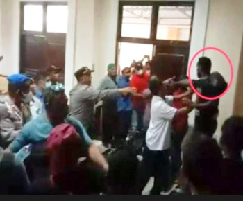 Pendukung Johanes Rettop Buat Ricuh di Sidang Kasus Dugaan Korupsi Pengadaan Pesawat Pemkab Mimika