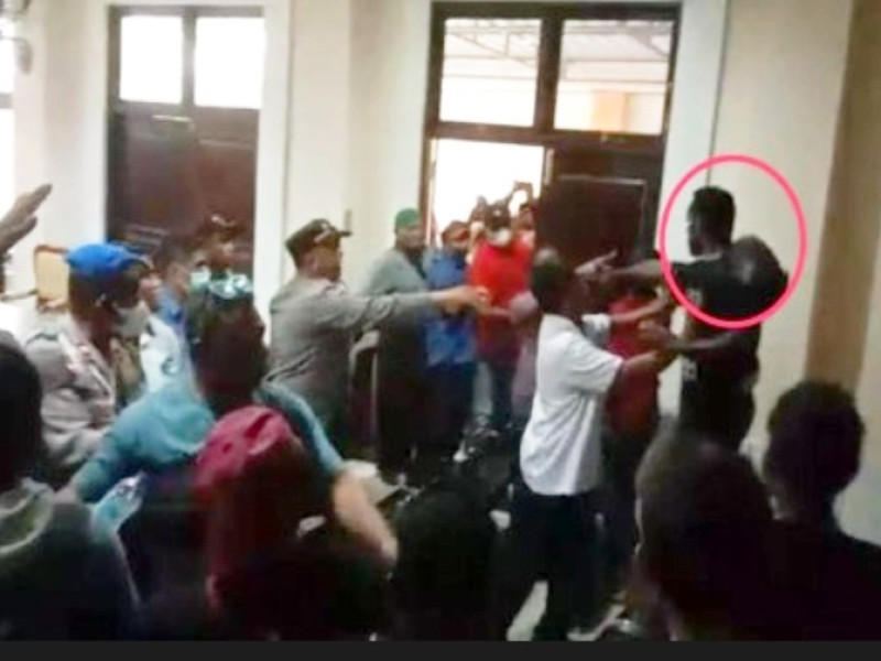 Pendukung Johanes Rettop Buat Ricuh di Sidang Kasus Dugaan Korupsi Pengadaan Pesawat Pemkab Mimika