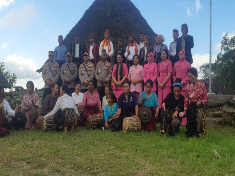 Kesan Kapolda NTT Johny Asadoma Saat Salurkan 60 Paket Bansos ke Warga di Ruteng Pu’u