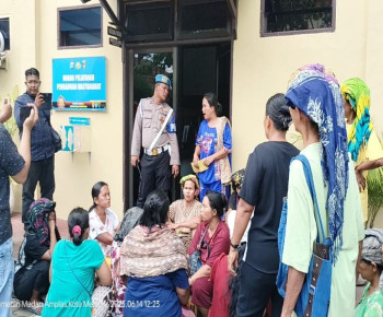 Ancam Buka Baju, Puluhan Mama-Mama Geruduk Propam Polda Sumut