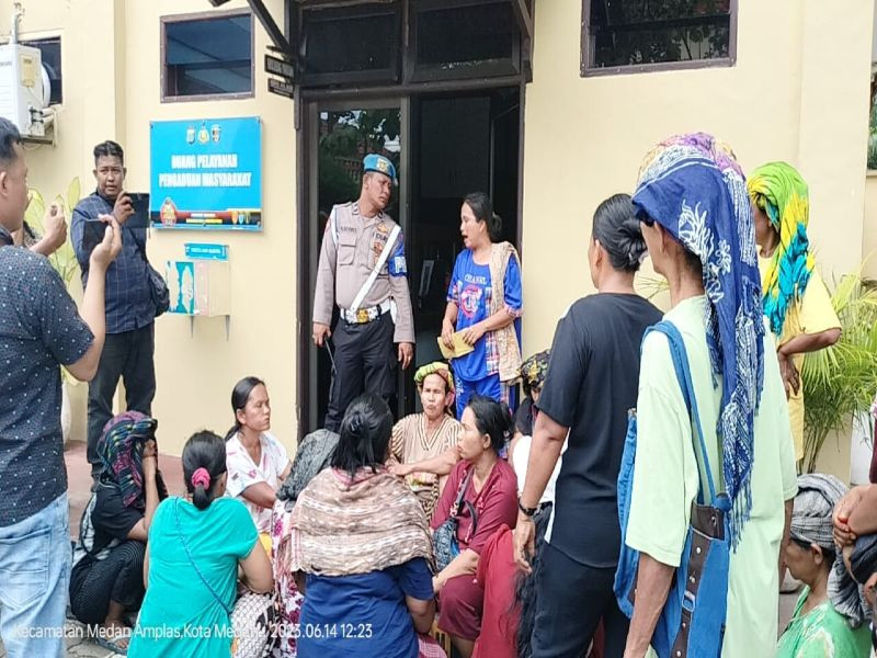 Ancam Buka Baju, Puluhan Mama-Mama Geruduk Propam Polda Sumut