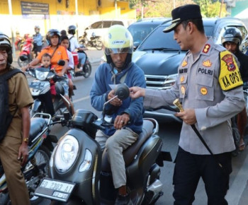 Darurat TPPO, Kapolres Sumba Timur Turun ke Jalan Sebar Pamflet dan Kontak Pengaduan