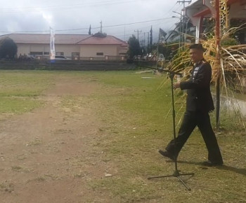 Cinta Budaya, Kapolres Manggarai Cambuk Anggotanya di Hadapan Bupati Nabit