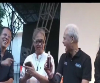 Viral, Moment Capres PDIP Ganjar Pranowo Teguk Miras, Netizen: Kerjaan Siapa Ini?